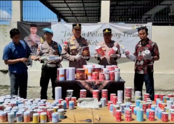 Gerebek Rumah di Wates Kediri, Polisi Amankan Ratusan Petasan Siap Edar yang Dipamerkan via Live TikTok
