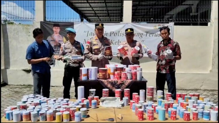 Gerebek Rumah di Wates Kediri, Polisi Amankan Ratusan Petasan Siap Edar yang Dipamerkan via Live TikTok