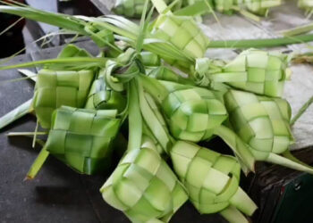 Jelang Lebaran Ketupat, Penjualan Janur dan Selongsong di Pasar Pahing Kediri Ludes Ratusan Biji Per Hari