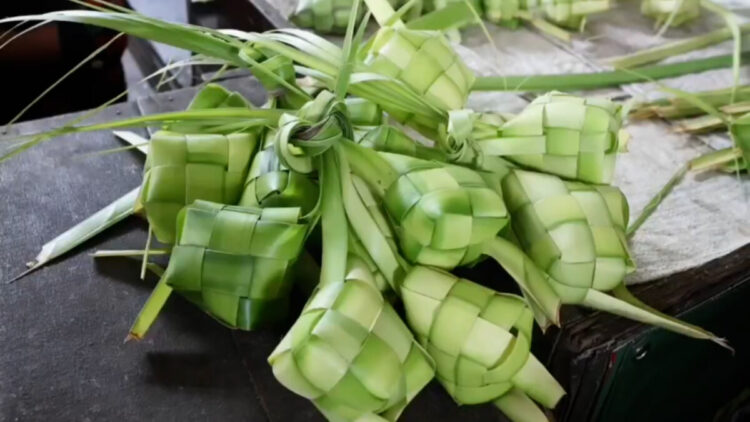 Jelang Lebaran Ketupat, Penjualan Janur dan Selongsong di Pasar Pahing Kediri Ludes Ratusan Biji Per Hari
