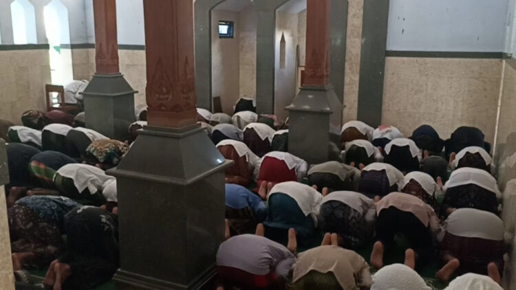 Rayakan Idul Fitri Lebih Awal, Ratusan Jemaah Ponpes Al Khoiriyah Tulungagung Gelar Salat Id dengan Khidmat