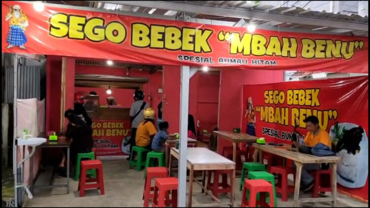 Nikmatnya Sego Bebek Mbah Benu Pare, Jadi Buruan Menu Berbuka dengan Racikan Bumbu Hitam yang Khas