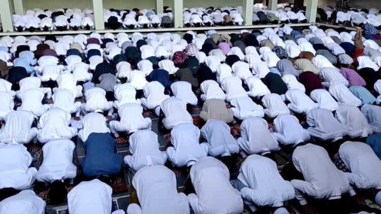 Gelar Salat Id Lebih Awal, Ribuan Santri Ponpes Al Falah Ploso Kediri Padati Halaman Pesantren