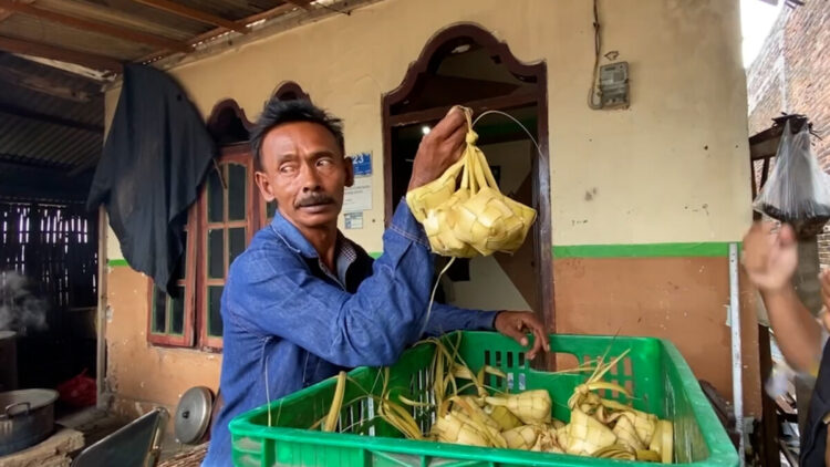 Cuan Gurih Lebaran Ketupat, Perajin di Blitar Rela Tinggalkan Pekerjaan Utama demi Omzet Jutaan Rupiah