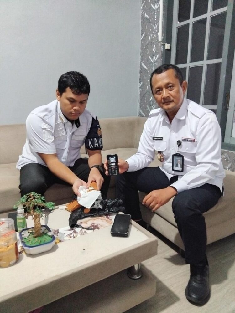 Paket Berisi Ratusan Pil Dobel L dan HP yang Dilemparkan OTK dalam Lapas Berhasil Diamankan