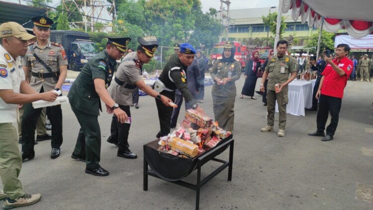 Pemkab Kediri Musnahkan Ribuan Rokok Ilegal Hasil Operasi Gabungan