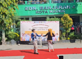 Semangat Kartini, Puluhan Wali Murid SDN Banjaran Kediri Adu Cantik di Atas Catwalk