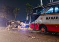 ​Bus Harapan Jaya Tabrak Panther di Minggiran Kediri, Mobil Ringsek Menghantam Pohon