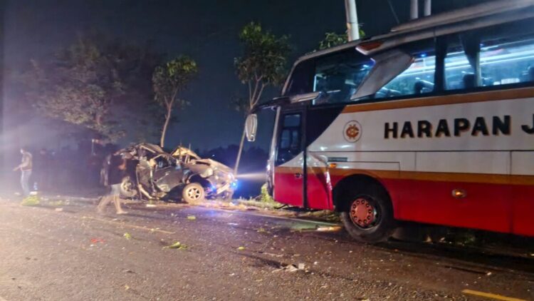 ​Bus Harapan Jaya Tabrak Panther di Minggiran Kediri, Mobil Ringsek Menghantam Pohon