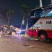 ​Bus Harapan Jaya Tabrak Panther di Minggiran Kediri, Mobil Ringsek Menghantam Pohon