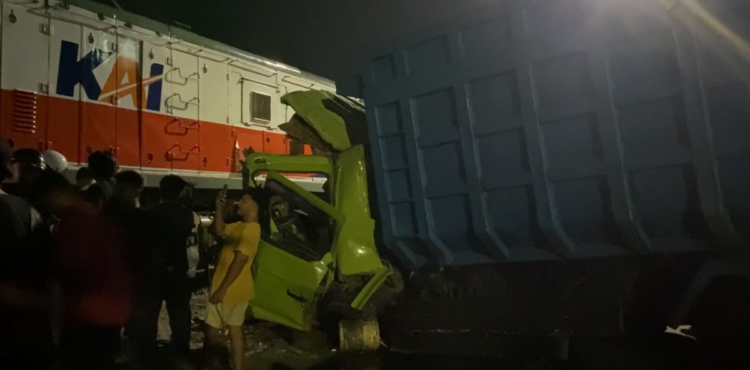 Nekat Terobos Palang Pintu, Truk Fuso Dihantam KA Dhoho di Blitar