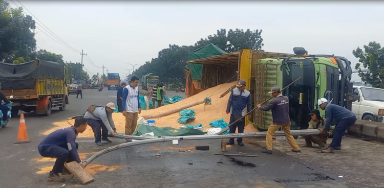 Diduga Sopir Mengantuk, Truk Pakan Ternak Terguling Tabrak Median Jalan di Jombang