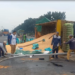 Diduga Sopir Mengantuk, Truk Pakan Ternak Terguling Tabrak Median Jalan di Jombang