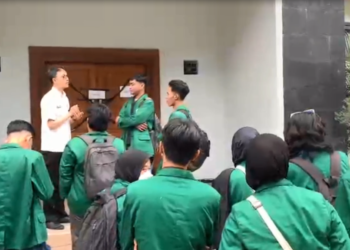 Kecewa Audiensi Ditunda, Mahasiswa UIN Satu Segel Kantor DPRD Tulungagung