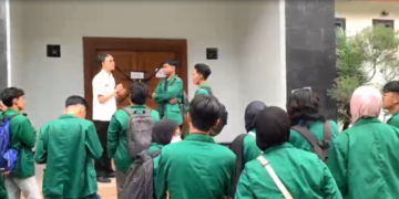 Kecewa Audiensi Ditunda, Mahasiswa UIN Satu Segel Kantor DPRD Tulungagung