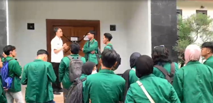 Kecewa Audiensi Ditunda, Mahasiswa UIN Satu Segel Kantor DPRD Tulungagung