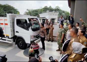 Perkuat Ekonomi Desa, Mas Dhito Serahkan Puluhan Truk Operasional untuk Koperasi Desa Merah Putih