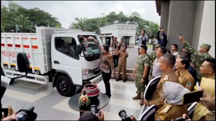 Perkuat Ekonomi Desa, Mas Dhito Serahkan Puluhan Truk Operasional untuk Koperasi Desa Merah Putih