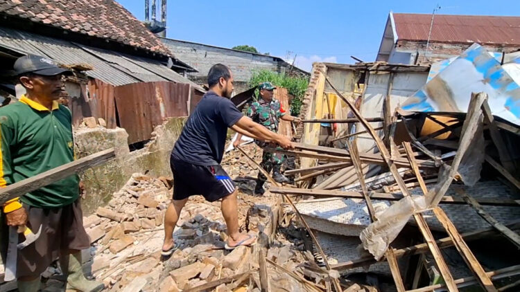 Diguyur Hujan Deras dan Angin Kencang, Rumah Warga Pakunden Kediri Roboh Rata dengan Tanah