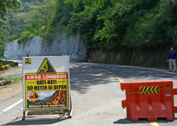 Tebing di Jalur Trenggalek-Ponorogo Longsor, Batu Besar Timpa Fortuner, Lalu Lintas Lumpuh Total