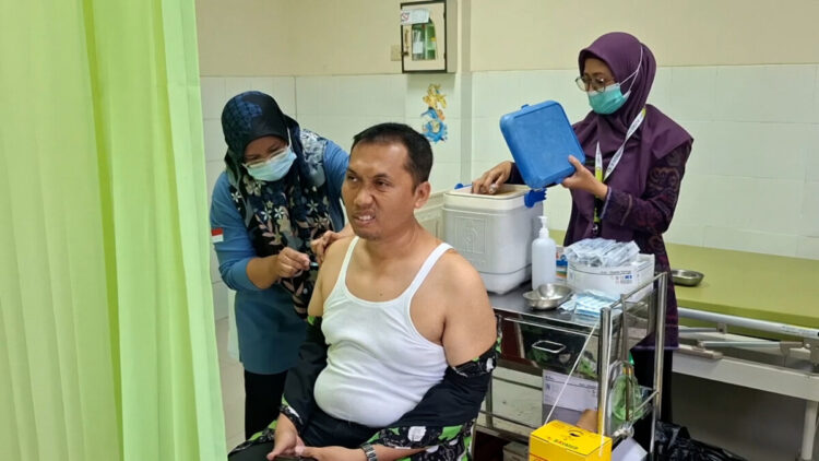 Persiapan Haji 2026, Ratusan Calon Jemaah Haji Kota Kediri Mulai Terima Vaksinasi Wajib Polio dan Meningitis