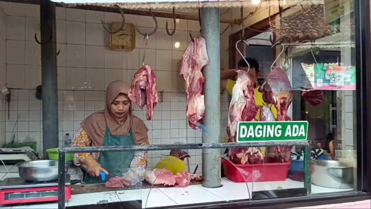 Harga Daging Sapi di Pasar Wlingi Masih Melambung, Pedagang Keluhkan Maraknya Penjualan Daging Ilegal Secara Online