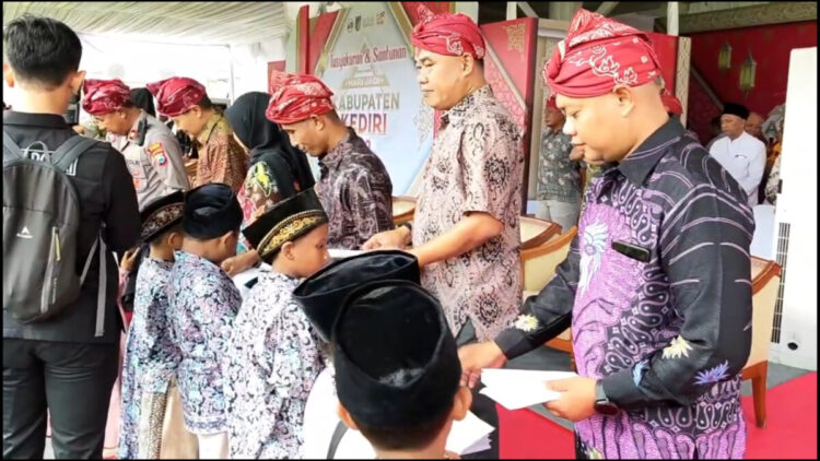 Rayakan Hari Jadi ke-1222, Mas Dhito Gelar Halalbihalal dan Santunan di Halaman Pemkab Kediri