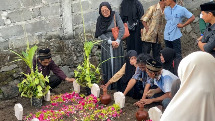 Isak Tangis Warnai Pemakaman Satu Keluarga Korban Laka Maut Probolinggo, Empat Jenazah Dimakamkan Satu Liang Lahat