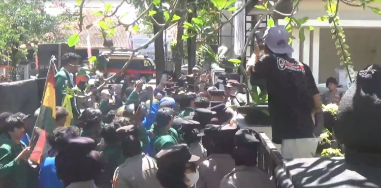 Tuntut Penuntasan Kasus Korupsi, Demo Mahasiswa di DPRD Tulungagung Berakhir Ricuh