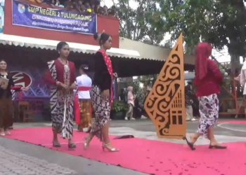 Semarak Hari Kartini, Siswa dan Guru SMPN 2 Tulungagung Lenggak-Lenggok di Catwalk Berkebaya