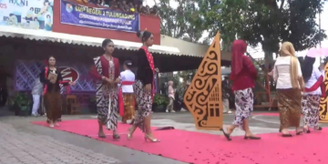 Semarak Hari Kartini, Siswa dan Guru SMPN 2 Tulungagung Lenggak-Lenggok di Catwalk Berkebaya