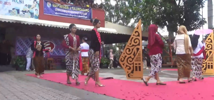 Semarak Hari Kartini, Siswa dan Guru SMPN 2 Tulungagung Lenggak-Lenggok di Catwalk Berkebaya