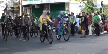 Pakai Kebaya, 750 Perempuan Kediri Ikuti Gowes ‘Kartini Membumi’ dan Tebar Benih Ikan di Sungai Brantas