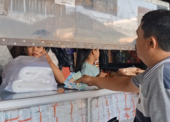 Dampak Konflik Iran-Israel Tembus ke Kediri, Harga Kantong Plastik Meroket Nyaris Dua Lipat