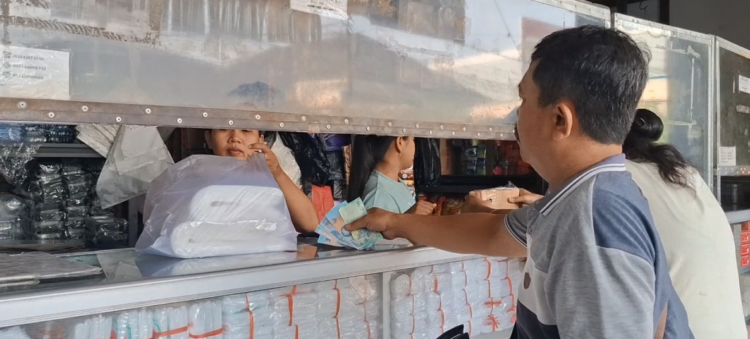 Dampak Konflik Iran-Israel Tembus ke Kediri, Harga Kantong Plastik Meroket Nyaris Dua Lipat