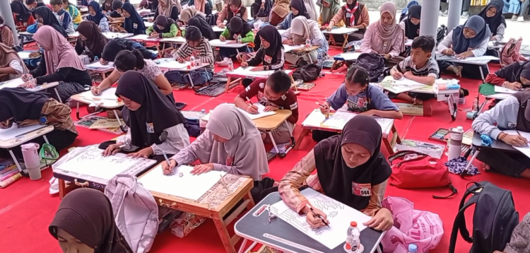 Kampanyekan Gemar Makan Ikan, Ratusan Anak TK hingga SMP Ramaikan Lomba Mewarnai Kediri Aquatic