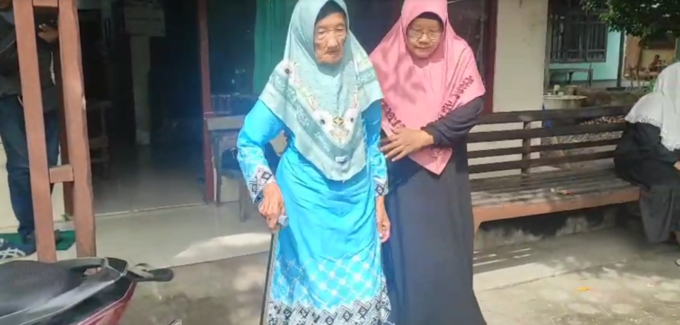 Kisah Inspiratif Nenek Usia 1 Abad di Kediri, Berangkat Haji Usai Menabung 50 Tahun dari Jualan Jenang