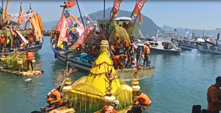 Meriahnya Tradisi Larung Sembonyo di Trenggalek, Ribuan Warga dan Wisatawan Padati Pesisir Prigi