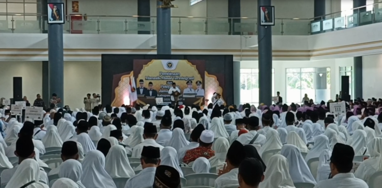Lepas 1.205 Calon Jemaah Haji Kabupaten Kediri, Mbak Wabup Bekali Sambal Pecel dan Tumpang Instan