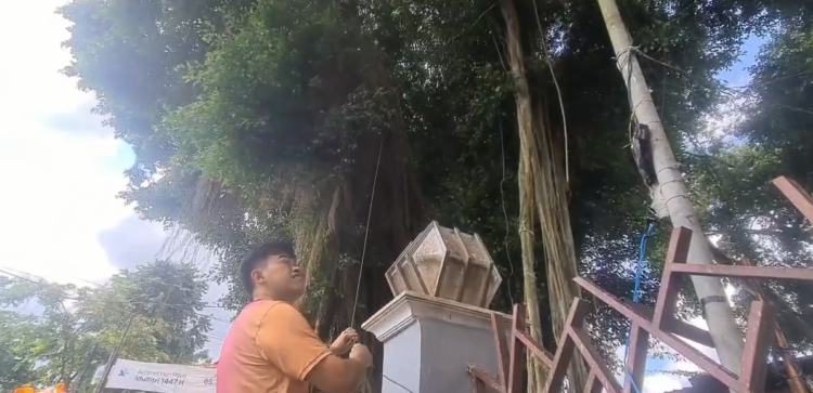 Jaga Kebersihan Alun-Alun, Pemkot Blitar Pasang Alat Pengusir Burung Blekok yang Ramah Lingkungan