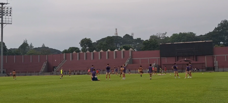 Pemain Persik Kediri sedang berlatih di Stadion Brawijaya. (Foto : Beny Kurniawan)