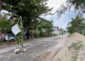 Protes Jalan Rusak Bertahun-tahun, Warga Karangrejo Blitar Tanam Pohon Pisang di Tengah Jalan