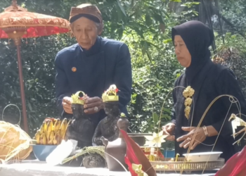 Lestarikan Tradisi Nenek Moyang, Warga Empat Desa di Tulungagung Gelar Upacara Ulur-Ulur di Telaga Buret
