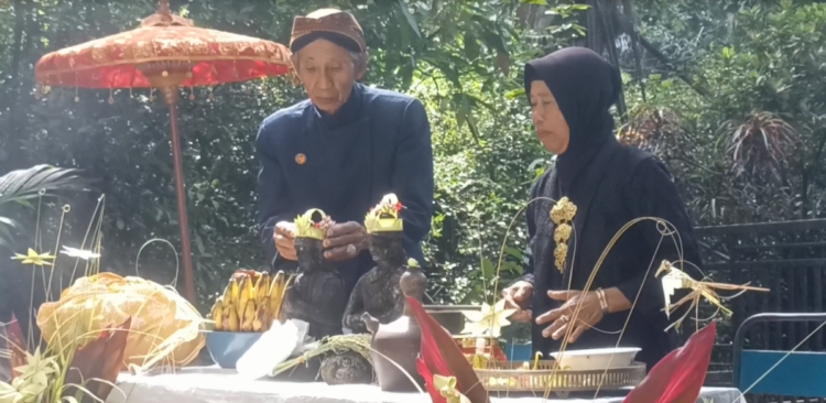Lestarikan Tradisi Nenek Moyang, Warga Empat Desa di Tulungagung Gelar Upacara Ulur-Ulur di Telaga Buret