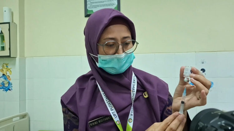 Jelang Keberangkatan, Calon Jemaah Haji Kediri Mulai Disuntik Vaksin Wajib