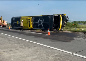Sopir Diduga Mengantuk, Bus Sudiro Tunggal Jaya Terguling di Tol Jomo, 10 Penumpang Masuk RS