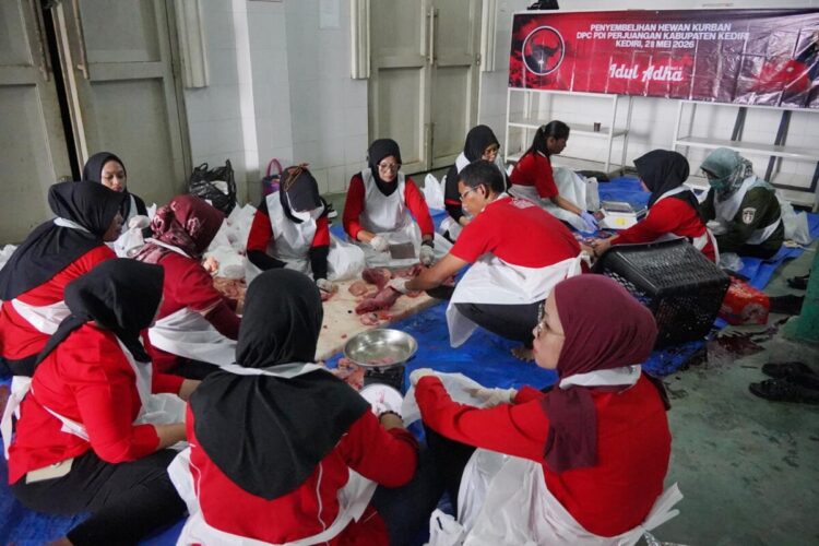 PDI Perjuangan Kabupaten Kediri Fokus Distribusikan Daging Kurban Pada Masyarakat Pra Sejahtera
