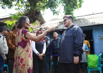 Social Riding Bareng Forkopimda, Mas Dhito Bantu Mbah Minem Penjual Bunga Tabur