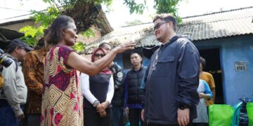 Social Riding Bareng Forkopimda, Mas Dhito Bantu Mbah Minem Penjual Bunga Tabur
