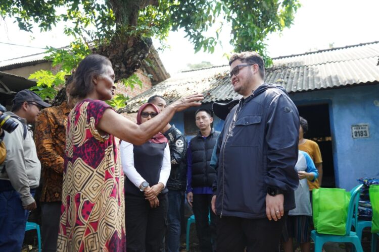 Social Riding Bareng Forkopimda, Mas Dhito Bantu Mbah Minem Penjual Bunga Tabur